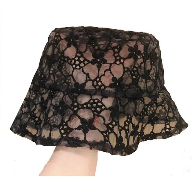 Lace hat in black