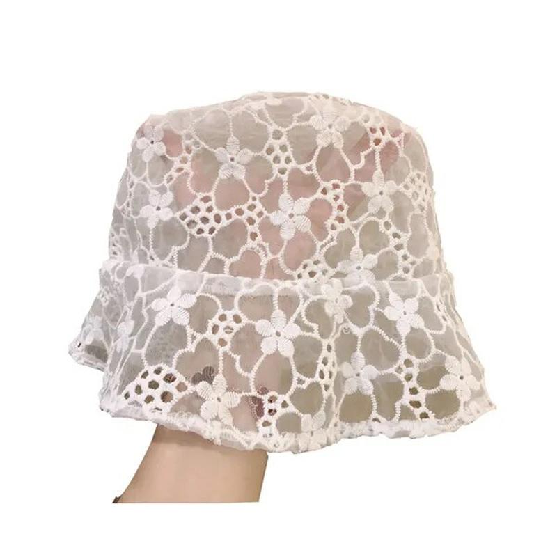 Lace hat in white 