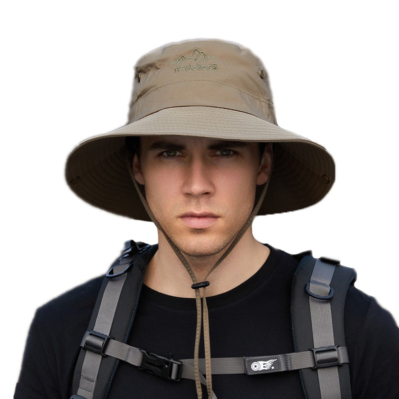 Outdoor Hat in army green on model