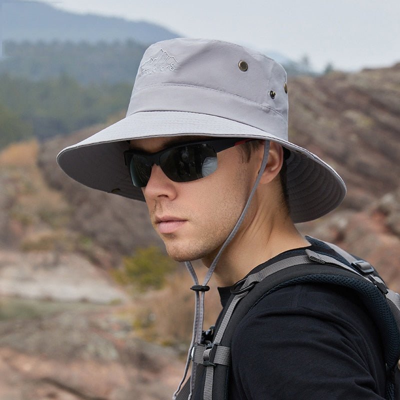 Outdoor Hat in light grey on model