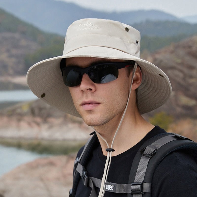 Outdoor Hat in beige on model